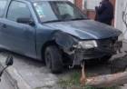 Un auto impactó contra un árbol