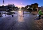 Precaución en una esquina de la ciudad por pérdida de agua y formación de hielo