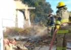 Un hombre quemaba pastos sin avisar a Bomberos, y preocupó a todo un barrio