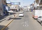 Un motociclista sobrepasó un auto por la derecha y terminó impactando un puesto de golosinas