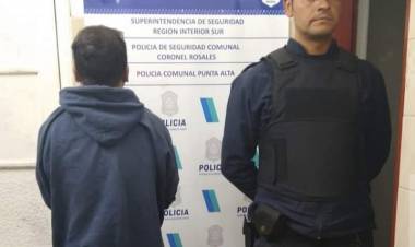 Un hombre fue detenido tras agredir a una mujer y a efectivos policiales