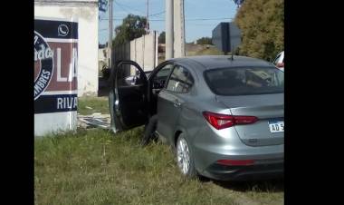 Despistó, chocó un poste y derribó un paredón de una vivienda en Villa Arias