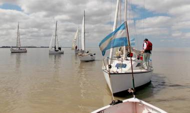 Se hundió un velero en Puerto Belgrano y sus tripulantes fueron rescatados