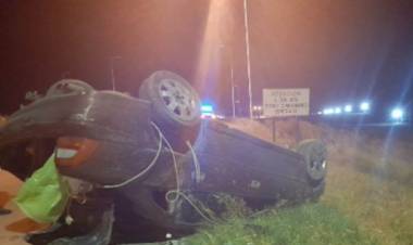 Un auto volcó en la ruta 229