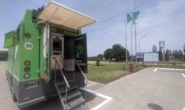 Ya funciona el cajero automático móvil en la rotonda de ingreso a Pehuen Co