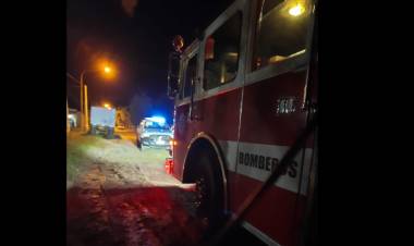 Bomberos Voluntarios acudieron al principio de incendio en el techo de una vivienda