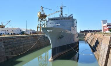 El buque logístico ARA “Patagonia” ingresó a dique de carena en Puerto Belgrano