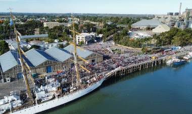 La fragata ARA “Libertad” visitó el puerto de Bahía Blanca