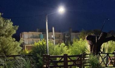 El Municipio de Coronel Rosales coloca nuevas luminarias en Pehuen Co