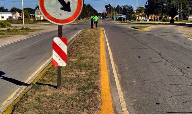 Desde Tránsito se realizan trabajos de pintado de cordones y rotondas para seguridad vial