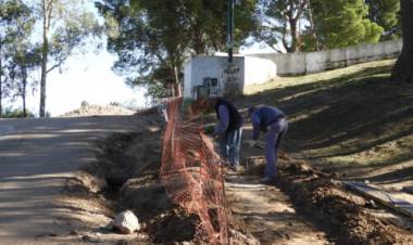 El Municipio continúa con la obra de cordón cuneta y pavimento articulado en el Parque San Martín