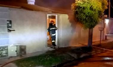 Bomberos Voluntarios acudieron al incendio de una vivienda en el Barrio Centenario