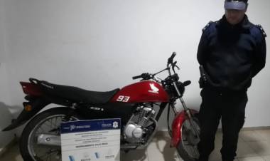 Detienen en Villa Arias a un hombre por andar en una moto denunciada como robada