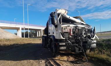 Un camión remolque que transportaba otro camión embistió al puente naranja tras no darle la altura