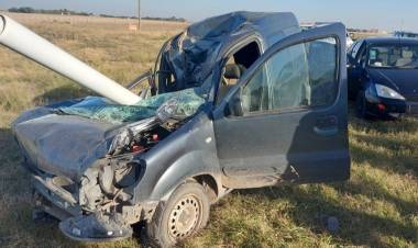 Una automovilista impactó contra una columna de alumbrado y salió por sus propios medios en ruta 3