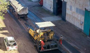 Comenzó la pavimentación de las calles dentro de Puerto Rosales