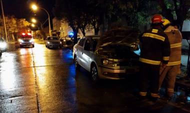 Bomberos Voluntarios acudieron al incendio de un automóvil