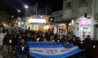 Se realizó la Marcha de las Antorchas en homenaje a veteranos y caídos de Malvinas