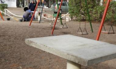 El Municipio de Coronel Rosales coloca juegos de mesas y sillas en Plaza de Villa del Mar