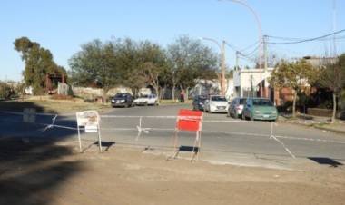 Avanza la obra de cordón cuneta y ordenamiento vehicular en la confluencia de barrios Cooperativa, Villa Mora y Centro