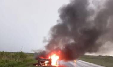 Pérdidas totales en el incendio de un vehículo en la ruta 3 vieja
