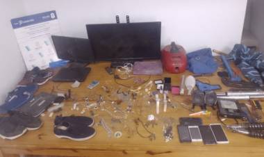 Un delincuente usaba zapatillas robadas, tenía ropa de policía y hasta televisores enterrados