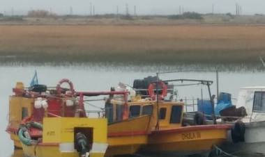 Una lancha naufragó y rescataron a los tres tripulantes que sufrieron hipotermia