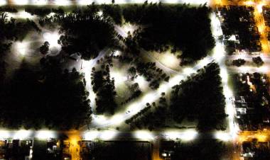 Así luce la nueva iluminación LED instalada por el Municipio en el Parque San Martín