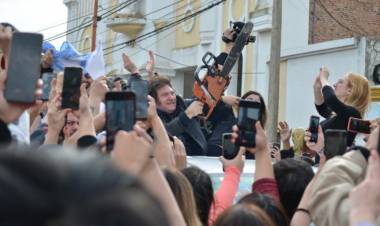 Con cánticos contra "la casta", la caravana de Milei pasó por Punta Alta