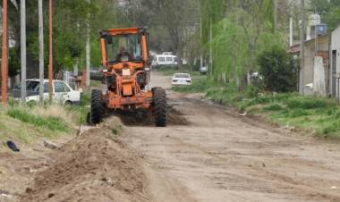 Reparan calles de tierra en distintos barrios y localidades 