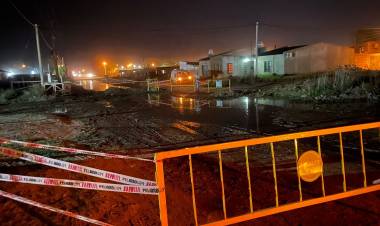 Un intento de conexión ilegal a la red de agua generó una inundación en una calle