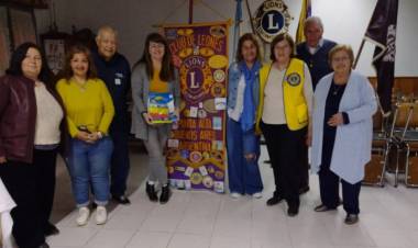 El Club de Leones entregó banderas para la Escuela Nº 6 de Calderón