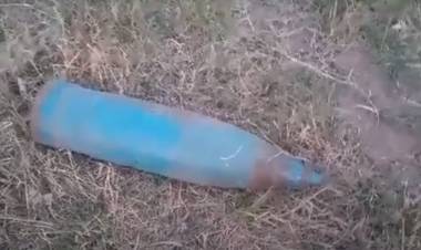 Mientras jugaban al fútbol hallaron un artefacto explosivo
