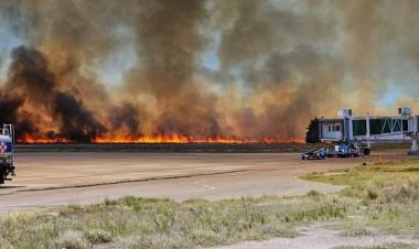 Evacuaron por precaución el Aeropuerto de Bahía Blanca por un incendio de pastizales