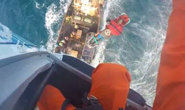Tripulante de un barco pesquero debió ser rescatado por la Prefectura a 240 km de Bahía Blanca