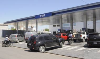 A pedido del Gobierno Nacional las petroleras subirán más lentamente los precios de la nafta