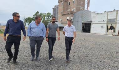 El Intendente Aristimuño visitó las instalaciones de Harinas Bajo Hondo