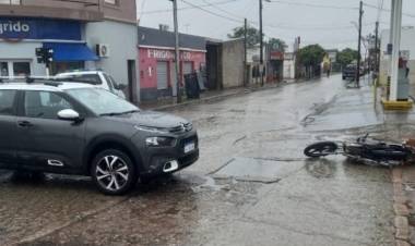 Accidente de tránsito entre una moto y un auto en la esquina de Alem y Saavedra