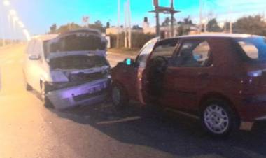 Villa Arias: Un choque frontal dejó una persona herida