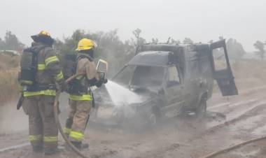 Pérdidas totales en el incendio de una camioneta en cercanías al Aero Club Punta Alta