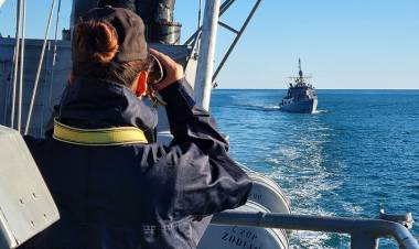 Unidades navales y aeronavales de la Armada Argentina se adiestran en el mar