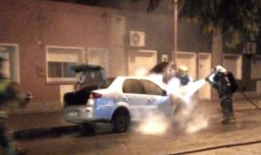 Incendio intencional de un auto convocó a los Bomberos Voluntarios