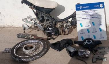 Se encontró moto partes de dudosa procedencia en el patio de una casa