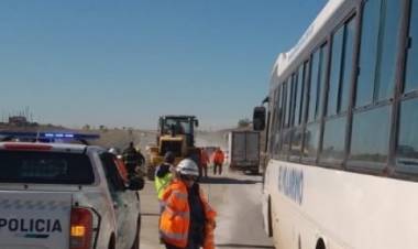 Un camión con bolsas de cemento volcó en la autovía Punta Alta - Bahía Blanca