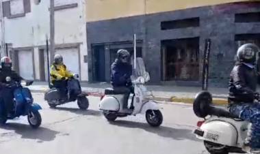 Más de 50 motos VESPA recorrieron las calles de la ciudad