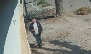 Un delincuente fue grabado robando una alianza con engaños a un hombre de 88 años