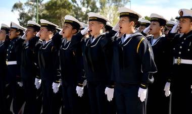 Se realizó la ceremonia de entrega de uniformes en la Escuela de Suboficiales de la Armada