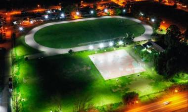 El Municipio de Coronerl Rosales colocó luminarias LED en el Polideportivo Municipal de Río Dulce 51
