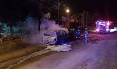 Pérdidas totales en el incendio de un auto en Barrio Laura