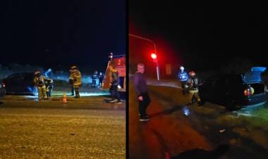 Bomberos Voluntarios acudieron al principio de incendio de un auto